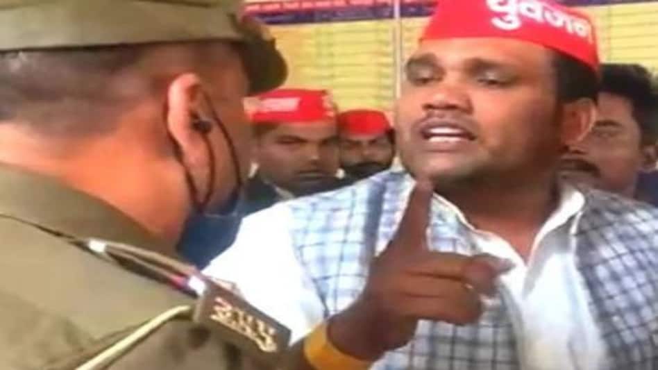 कानपुर : सपा नेता की दरोगा को चुनौती,
'तुम मेरा झंडा नोचोगे मैं बिल्ला नोचूंगा', कानपुर : सपा नेता की दरोगा को चुनौती, 'तुम मेरा झंडा नोचोगे मैं बिल्ला नोचूंगा',