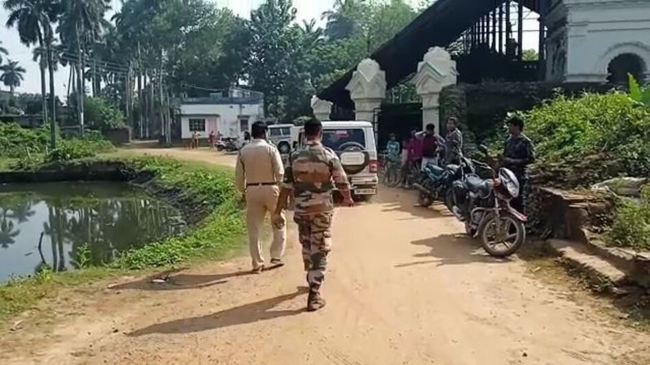 मां-बाप और बहन का इलाज नहीं करा पा रहा था बेटा, तीनों को उतार दिया मौत के घाट! मां-बाप और बहन का इलाज नहीं करा पा रहा था बेटा, तीनों को उतार दिया मौत के घाट!