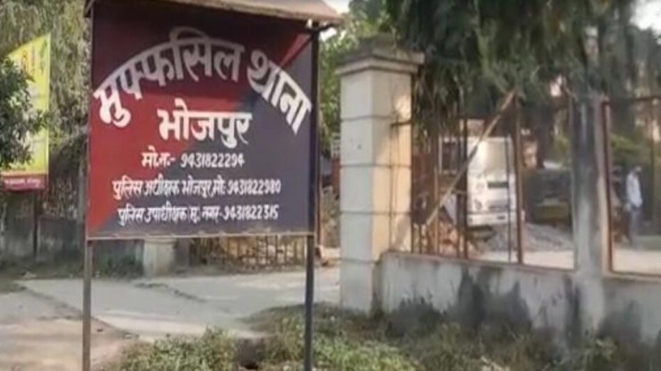 बिहार में चली गोलियां !
आरा में पंचायत चुनाव के बाद एक पक्ष ने दूसरे पर कर डाली फायरिंग, बिहार में चली गोलियां !आरा में पंचायत चुनाव के बाद एक पक्ष ने दूसरे पर कर डाली फायरिंग,