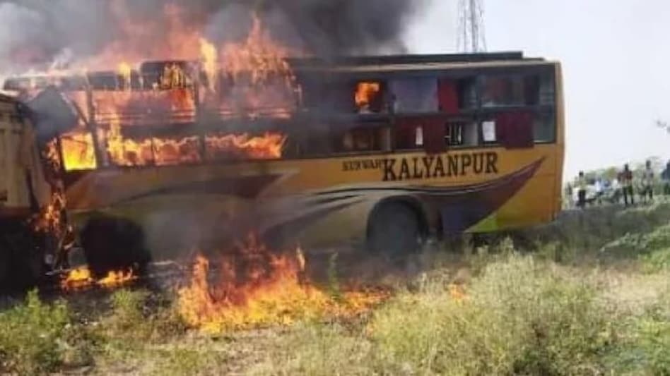 राजस्थान : बाड़मेर-जोधपुर हाईवे पर टैंकर और बस में टक्कर, 12 लोग जिंदा जले,
बस में 25 लोग थे सवार राजस्थान : बाड़मेर-जोधपुर हाईवे पर टैंकर और बस में टक्कर, 12 लोग जिंदा जले,बस में 25 लोग थे सवार