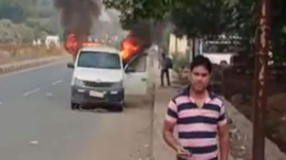पैसे नहीं थे तो क्यों ली कार !
MP: पेट्रोल डालकर अपनी ही कार में लगा दी आग,
रिकवरी टीम से बोला शख्स- अब ले जाओ पैसे नहीं थे तो क्यों ली कार !MP: पेट्रोल डालकर अपनी ही कार में लगा दी आग, रिकवरी टीम से बोला श...