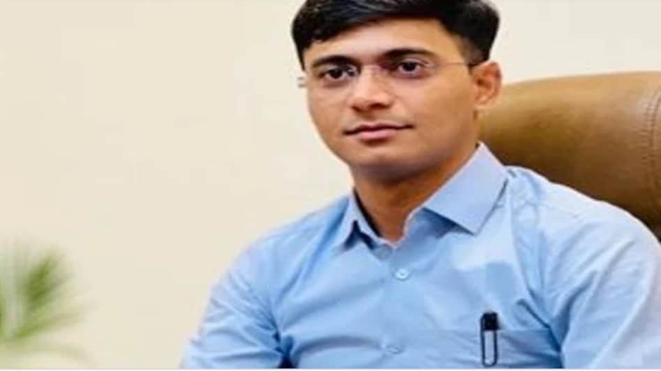 पहले कोई एतराज नहीं जब संबंध बिगड़े तो दर्ज कराया मुकदमा,
महिला को अश्लील तस्वीरें भेजने के आरोप में डिप्टी कलेक्टर गिरफ्तार पहले कोई एतराज नहीं जब संबंध बिगड़े तो दर्ज कराया मुकदमा,महिला को अश्लील तस्वीरें भेजने के आरोप म...