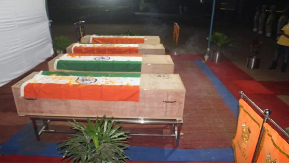 अपने ही साथी के हाथों मारे गए CRPF के चार जवान, स्टाफ ने दी श्रद्धांजलि अपने ही साथी के हाथों मारे गए CRPF के चार जवान, स्टाफ ने दी श्रद्धांजलि