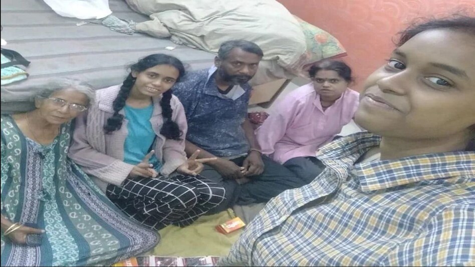 भोपाल में 'बुराड़ी' दोहराने की कोशिश, एक ही परिवार के पांच लोगों ने खाया जहर, कुत्ते को भी दिया ज़हर भोपाल में 'बुराड़ी' दोहराने की कोशिश, एक ही परिवार के पांच लोगों ने खाया जहर, कुत्ते को भी दिया ज़हर