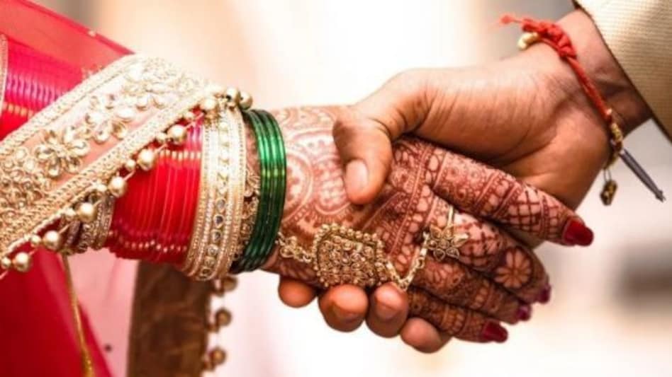 एक्स गर्लफ्रेंड ने किया एक कॉल ... सेहरा सजाए दूल्हे को अरेस्ट कर ले गई पुलिस !
प्रेमिका को धोखा देकर कर रहा था शादी एक्स गर्लफ्रेंड ने किया एक कॉल ... सेहरा सजाए दूल्हे को अरेस्ट कर ले गई पुलिस !प्रेमिका को धोखा द...