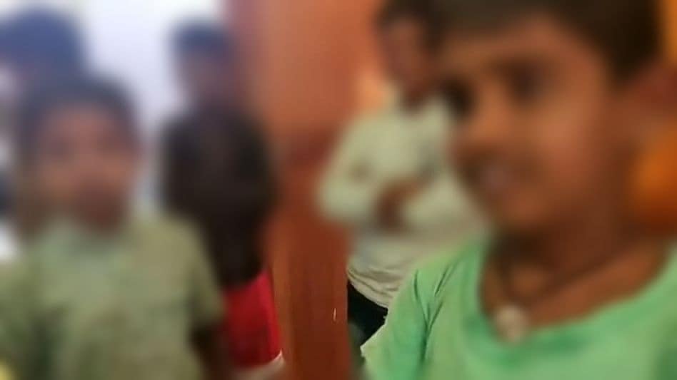 आंध्र प्रदेश : पुलिस थाने पहुंचा बच्चों का झगड़ा,
खोई पेंसिल पर एक दूसरे के खिलाफ FIR कराने पहुंचे मासूम, आंध्र प्रदेश : पुलिस थाने पहुंचा बच्चों का झगड़ा, खोई पेंसिल पर एक दूसरे के खिलाफ FIR कराने पहुंच...