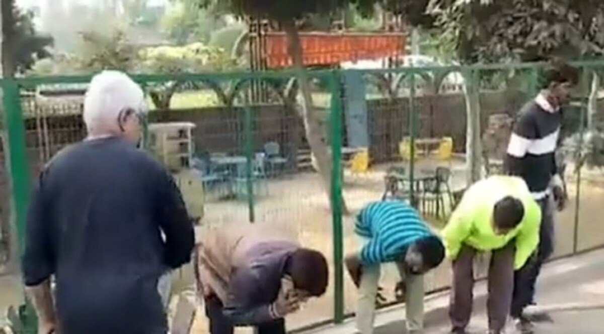 MCD कर्मियों को बीच सड़क पर 'मुर्गा बनाकर' मारपीट करने वाले पूर्व MLA आसिफ मोहम्मद खान को जेल CrimeTak