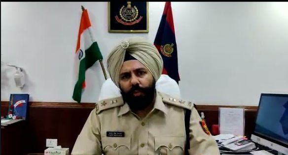 दिल्ली : असिस्टेंट प्रोफेसर ने क्यों करवाई अपनी पत्नी की हत्या ?
भतीजे और ड्राइवर से कराई पत्नी की हत्या ! दिल्ली : असिस्टेंट प्रोफेसर ने क्यों करवाई अपनी पत्नी की हत्या ?भतीजे और ड्राइवर से कराई पत्नी की...
