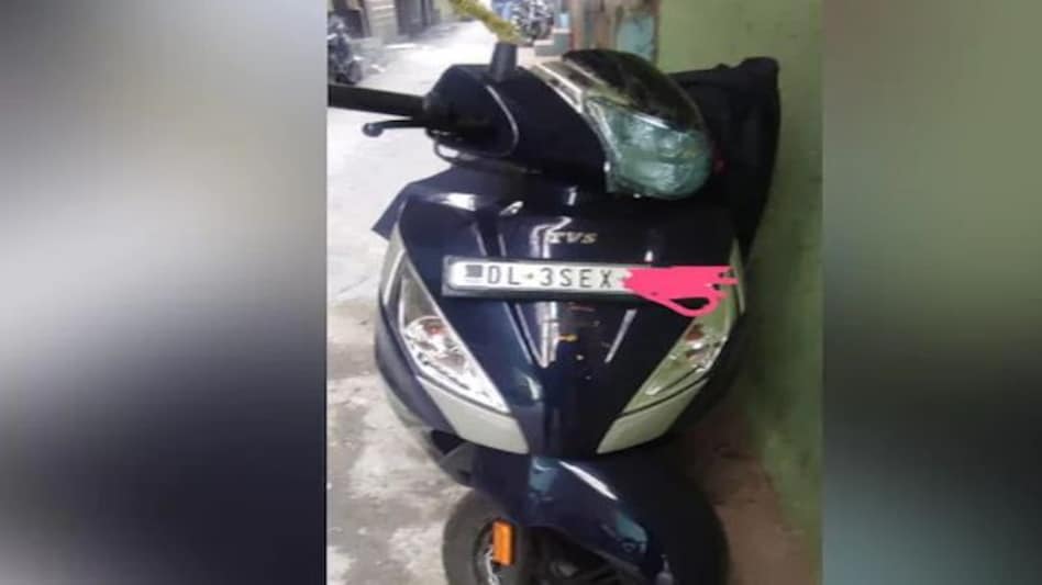 'SEX' वाली इस स्कूटी ने दिल्ली की लड़की को किया परेशान, मजबूरी में उठा लिया ये क़दम 'SEX' वाली इस स्कूटी ने दिल्ली की लड़की को किया परेशान, मजबूरी में उठा लिया ये क़दम