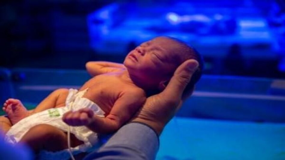 नवजात शिशु 'बेचने' के आरोप में पूर्व उप-महापौर की पुत्रवधू सहित 10 गिरफ्तार नवजात शिशु 'बेचने' के आरोप में पूर्व उप-महापौर की पुत्रवधू सहित 10 गिरफ्तार