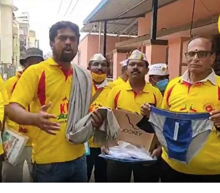 कर्नाटक में पुलिसवालों को क्यों गिफ्ट किए जा रहे हैं कच्छे ? कर्नाटक में पुलिसवालों को क्यों गिफ्ट किए जा रहे हैं कच्छे ?