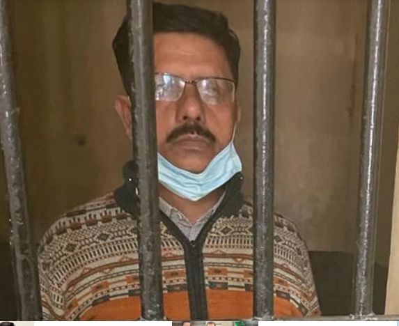 VIDEO में छेड़छाड़ करता दिखा अफसर,
UP पुलिस ने किया गिरफ्तार CrimeTak