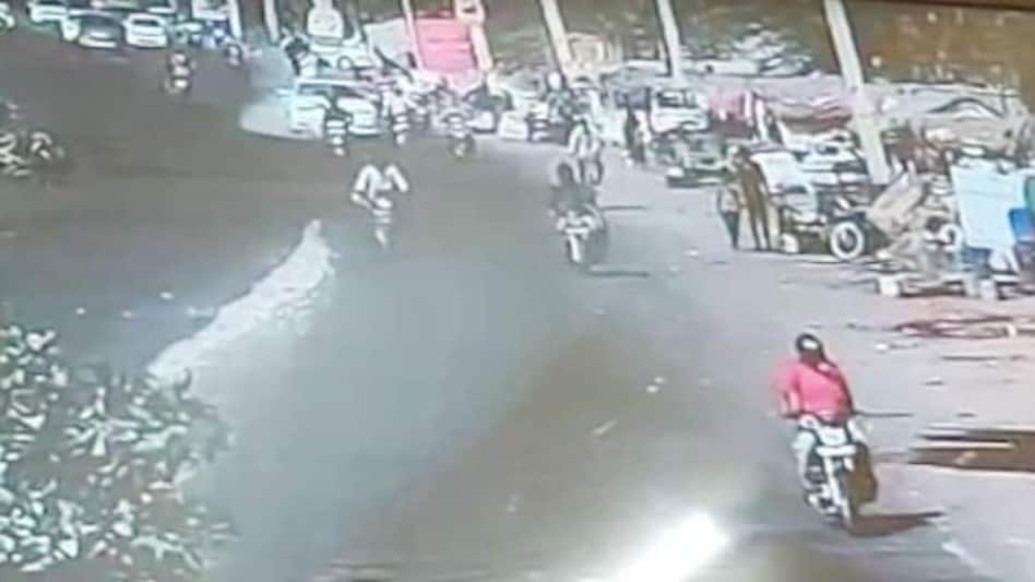 राजस्थान : तेज रफ्तार ऑडी कार ने कई लोगों को रौंदा,
एक मजदूर की मौत, 9 घायल,
वीडियो हुआ वायरल राजस्थान : तेज रफ्तार ऑडी कार ने कई लोगों को रौंदा, एक मजदूर की मौत, 9 घायल,वीडियो हुआ वायरल