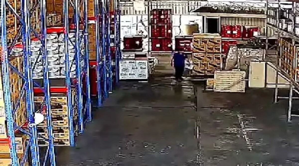 बॉस ने डांटा तो महिला स्टाफ ने गुस्से में जला डाली उसकी करोड़ों की कंपनी! CrimeTak