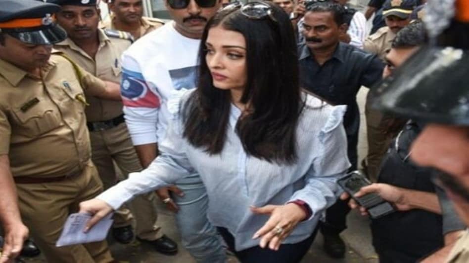 Panama Papers Leak: ED के दफ्तर पहुंचीं ऐश्वर्या राय बच्चन, पूछताछ के लिए मिला था समन Panama Papers Leak: ED के दफ्तर पहुंचीं ऐश्वर्या राय बच्चन, पूछताछ के लिए मिला था समन