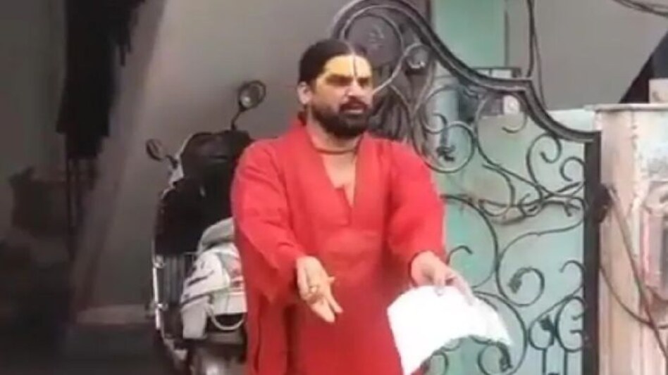 लड़की छेड़ने वाले बाबा का बवाल LIVE! गिरफ्तार किया तो अपना गला काट लूंगा! लड़की छेड़ने वाले बाबा का बवाल LIVE! गिरफ्तार किया तो अपना गला काट लूंगा!