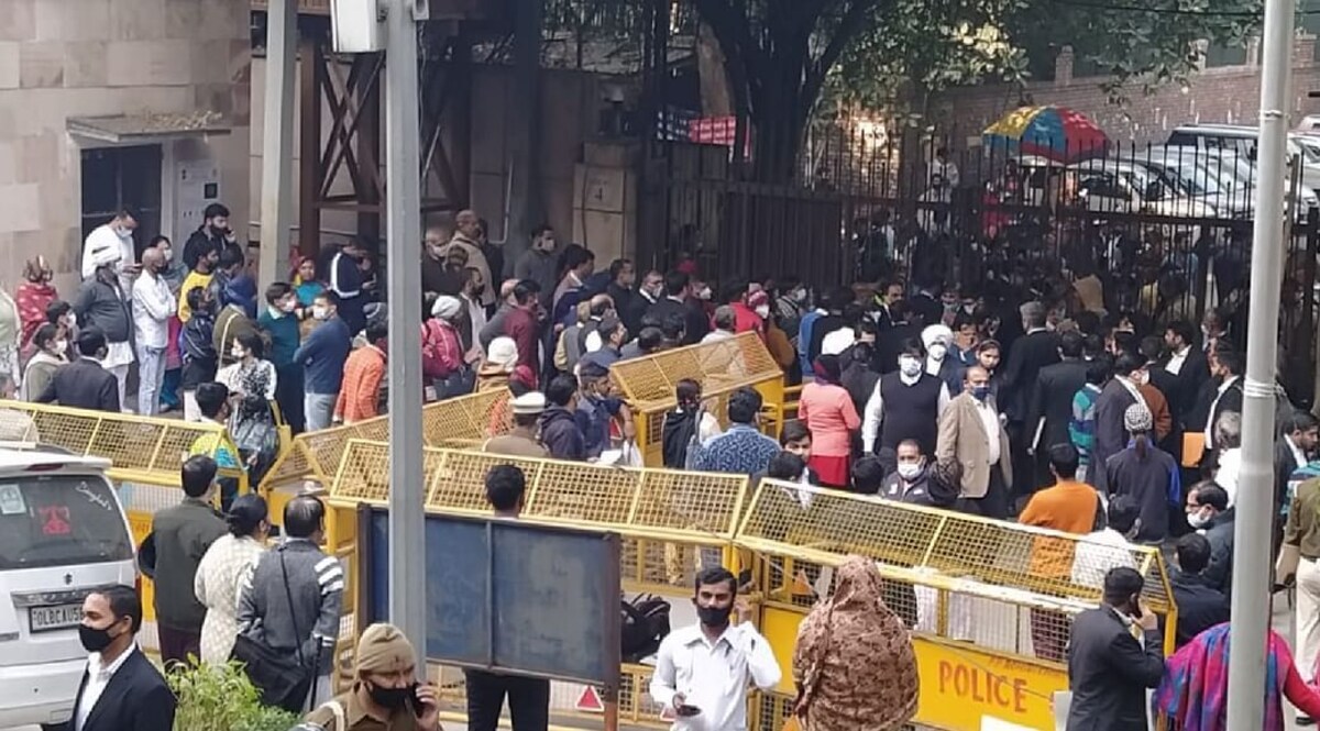 रोहिणी कोर्ट ब्लास्ट मामले में दिल्ली से एक साइंटिस्ट गिरफ्तार, जानें साइंटिस्ट ने क्यों रखा था कोर्ट में बम... CrimeTak