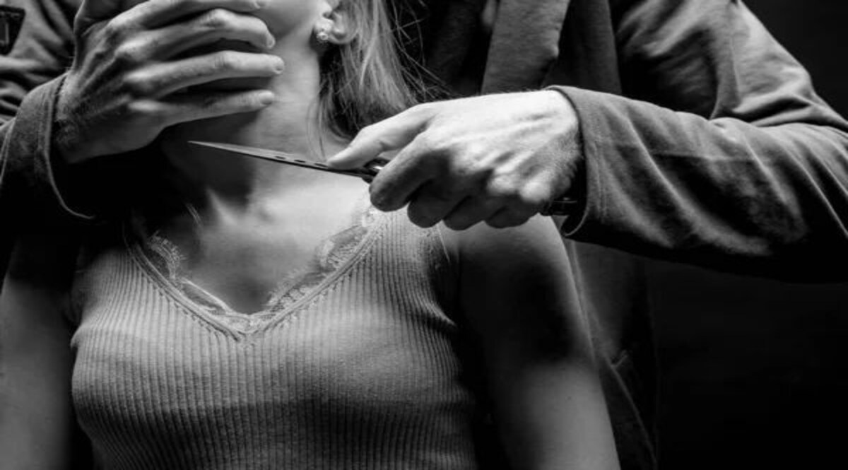 बच्ची के गले पर चाकू रखकर मां से बलात्कार CrimeTak