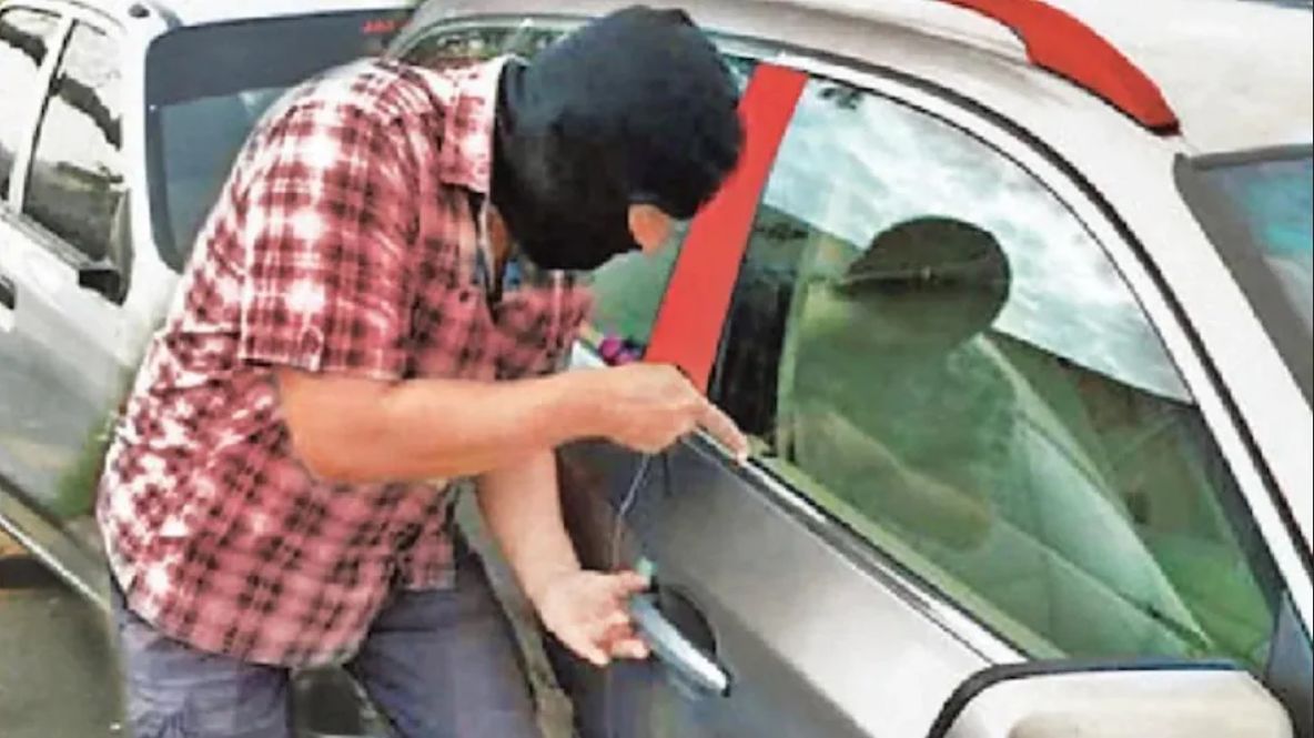 लुटेरे कार लेकर भागे तो गेट से लटककर 30 मीटर घिसटता रहा बुजुर्ग, जमीन पर गिरने से हुई मौत लुटेरे कार लेकर भागे तो गेट से लटककर 30 मीटर घिसटता रहा बुजुर्ग, जमीन पर गिरने से हुई मौत