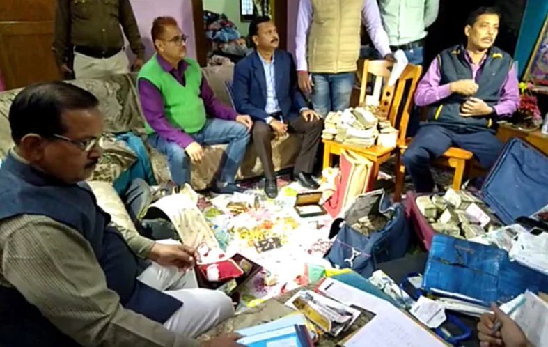 बिहार का करोड़पति लेबर इन्फोर्समेंट अधिकारी! छापे में मिले 2.25 करोड़ बिहार का करोड़पति लेबर इन्फोर्समेंट अधिकारी! छापे में मिले 2.25 करोड़