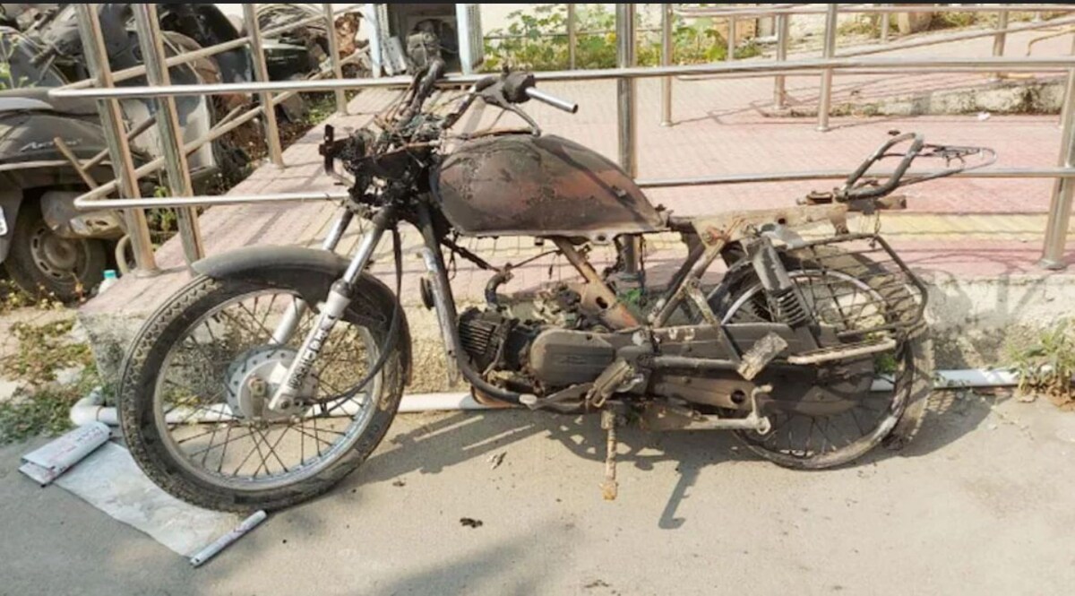 जब चोर को लगी ठंड तो मोटरसाइकिल जलाकर हाथ सेंकने लगा, देखें VIDEO CrimeTak