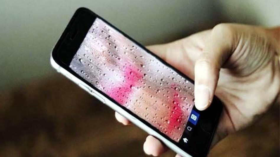 हुस्न के जाल में ऐसे फंसाते थे पैसे वाले लोगों को.. दिल्ली पुलिस ने यूं किया सेक्सटॉर्शन गैंग का खुलासा हुस्न के जाल में ऐसे फंसाते थे पैसे वाले लोगों को.. दिल्ली पुलिस ने यूं किया सेक्सटॉर्शन गैंग का खु...