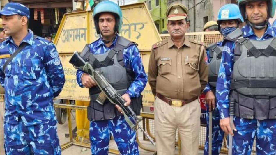 मथुरा में आज चप्पे-चप्पे पर पुलिस,
CCTV-ड्रोन से रखी जा रही नजर मथुरा में आज चप्पे-चप्पे पर पुलिस, CCTV-ड्रोन से रखी जा रही नजर