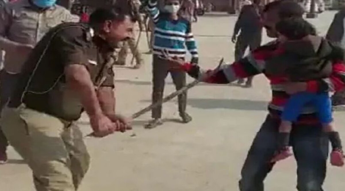 गोद में बच्चा पर पुलिस बच्चे के पिता को पीटती रही ! CrimeTak