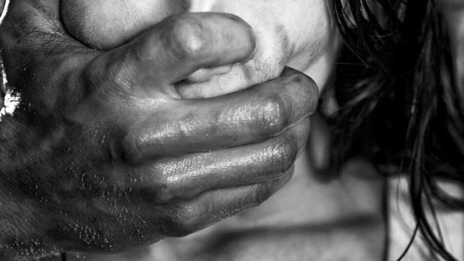 शादी में गई 7 साल की बच्ची से हाथ-पैर बांधकर RAPE, दांत से काटा, शरीर में पिन चुभोई शादी में गई 7 साल की बच्ची से हाथ-पैर बांधकर RAPE, दांत से काटा, शरीर में पिन चुभोई