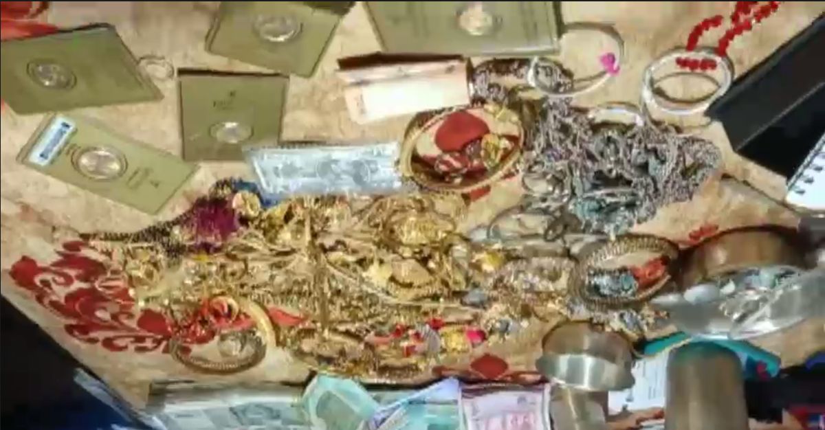 बिहार का ये इंजीनियर 8 लाख की रिश्वत लेते हुआ गिरफ्तार, तलाशी में मिले इतने सोने-चांदी भी बिहार का ये इंजीनियर 8 लाख की रिश्वत लेते हुआ गिरफ्तार, तलाशी में मिले इतने सोने-चांदी भी