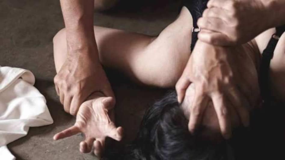 UP: सुहागरात में पत्नी को खिलाई नशीली दवा,
दोस्तों संग मिलकर पति ने किया रेप UP: सुहागरात में पत्नी को खिलाई नशीली दवा, दोस्तों संग मिलकर पति ने किया रेप