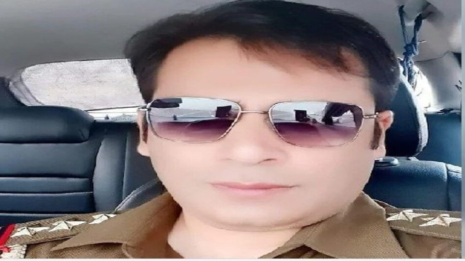 15 अगस्त पर सम्मानित हुआ ये इंस्पेक्टर ATM हैकर से 20 लाख की रिश्वत लेने में हुआ बर्खास्त 15 अगस्त पर सम्मानित हुआ ये इंस्पेक्टर ATM हैकर से 20 लाख की रिश्वत लेने में हुआ बर्खास्त