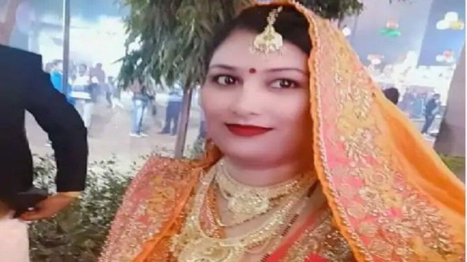 UP CRIME : मैनपुरी में महिला टीचर की गोली मार हत्या, घर में मिला खून से सना शव UP CRIME : मैनपुरी में महिला टीचर की गोली मार हत्या, घर में मिला खून से सना शव