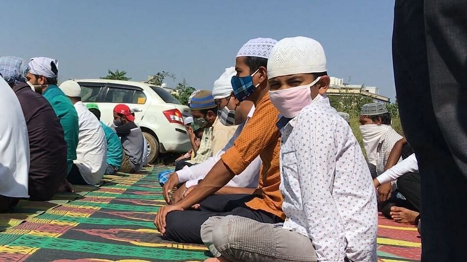 हिन्दू संगठनों ने नमाजियों को फिर रोका, लगाए जय श्रीराम के नारे हिन्दू संगठनों ने नमाजियों को फिर रोका, लगाए जय श्रीराम के नारे