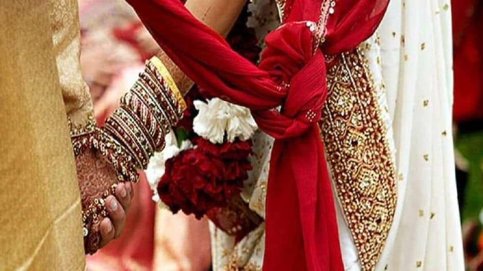 ...जब पहली पत्नी अपने पति की दूसरी शादी में पहुंच गई ...जब पहली पत्नी अपने पति की दूसरी शादी में पहुंच गई