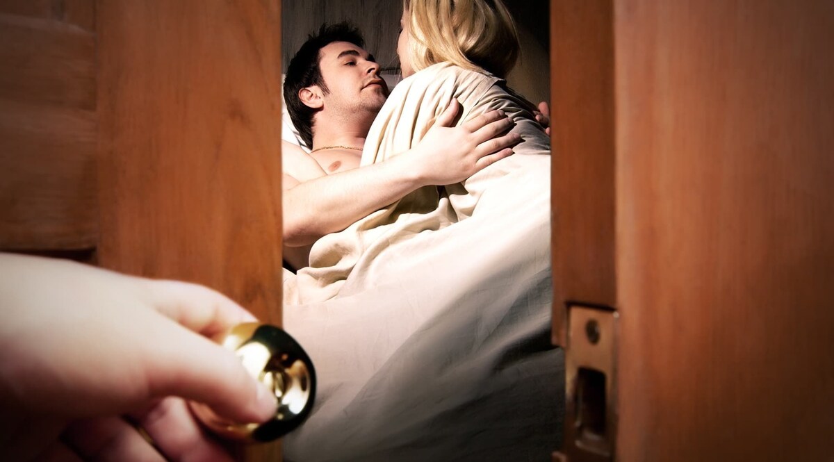 पति के साथ सुहागरात और प्रेमी के साथ लिव इन रिलेशन में थी महिला, एक दिन दोनों का हो गया आमना-सामना! चलने लगे लात-घूंसे, पत्थर CrimeTak