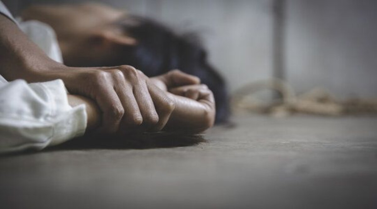 पति की घिनौनी हरकत, अपनी पत्नी का रेप करने के लिए दोस्त को घर बुलाया CrimeTak