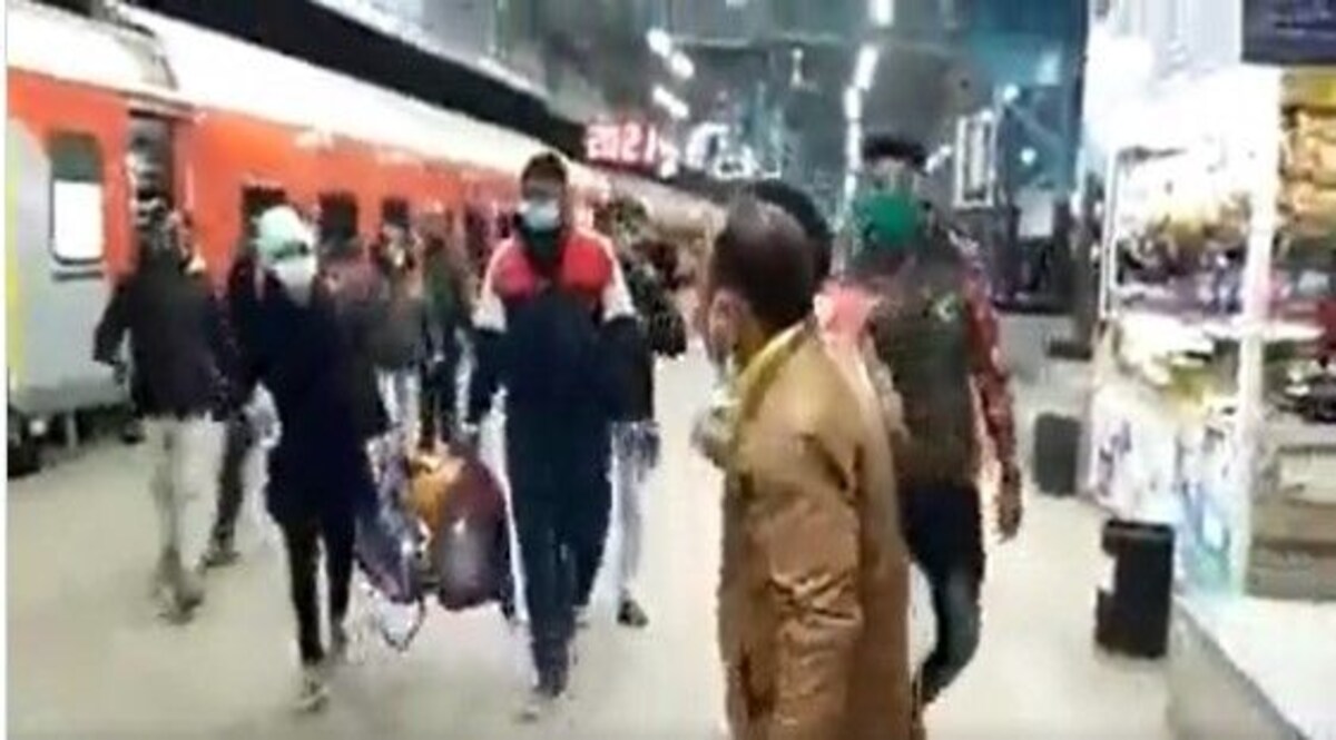 Crime news India: परिवार की मर्जी से मुस्लिम युवक के साथ ट्रेन में थी हिंदू युवती, बजरंग दल वालों ने जबरन उतारा CrimeTak