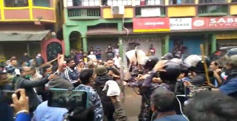 Bengal : नेताजी की जयंती पर बंगाल में बीजेपी-टीएमसी में भिड़ंत, लाठीचार्ज और फायरिंग भी Bengal : नेताजी की जयंती पर बंगाल में बीजेपी-टीएमसी में भिड़ंत, लाठीचार्ज और फायरिंग भी