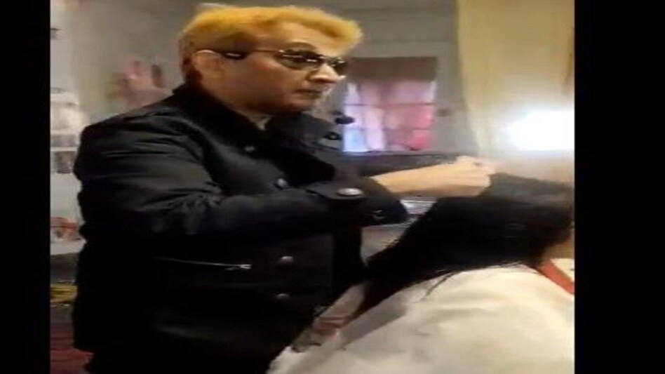 जावेद हबीब को 'थूक कर चाटना' पड़ा! केस दर्ज होने के बाद मांग ली माफी जावेद हबीब को 'थूक कर चाटना' पड़ा! केस दर्ज होने के बाद मांग ली माफी