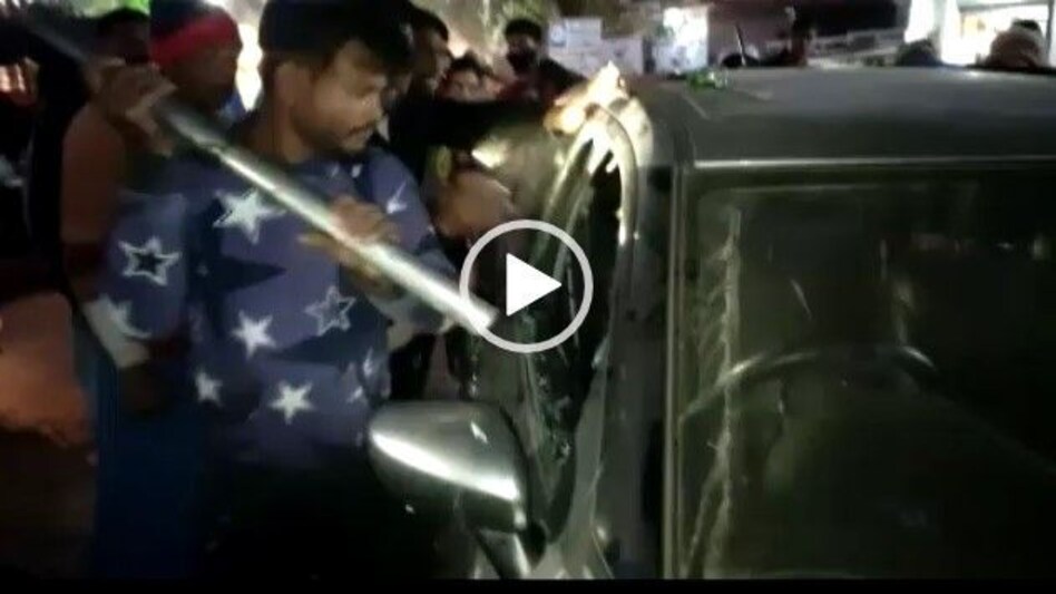 VIDEO: पापा की इस गलती से कार में फंसा एक साल का बच्चा, लोगों ने शीशा तोड़ ऐसे बचाई जान VIDEO: पापा की इस गलती से कार में फंसा एक साल का बच्चा, लोगों ने शीशा तोड़ ऐसे बचाई जान