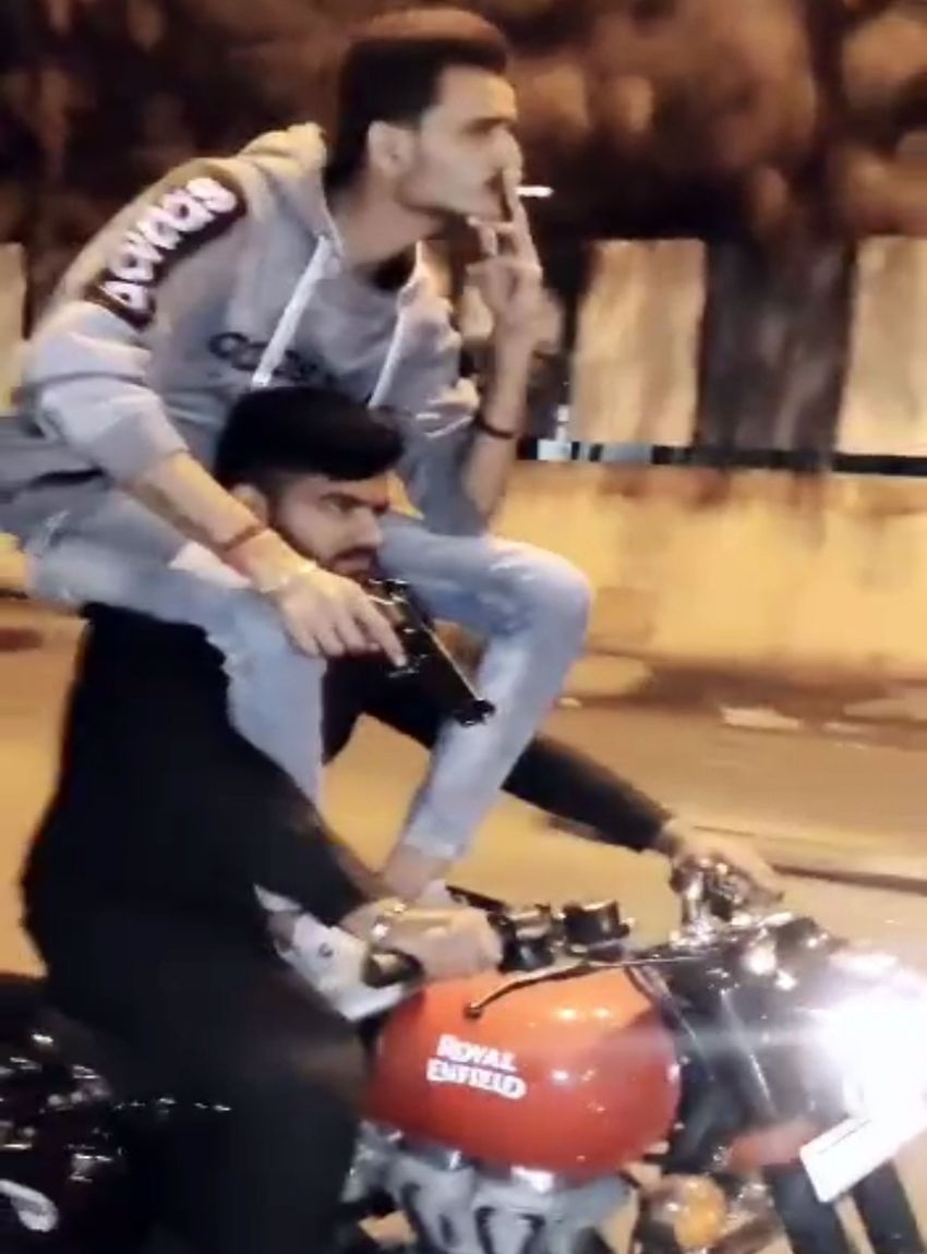 'खलनायक हूं मैं' गाने पर पिस्टल लहराते हुए स्टंट करना पड़ा मंहगा, देखें VIDEO CrimeTak