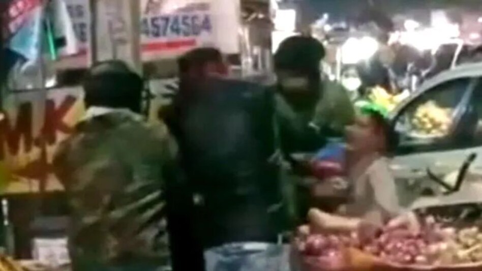 सब्जी बेचने वाली महिला को डॉक्टर ने बुरी तरह पीटा, वीडियो वायरल सब्जी बेचने वाली महिला को डॉक्टर ने बुरी तरह पीटा, वीडियो वायरल