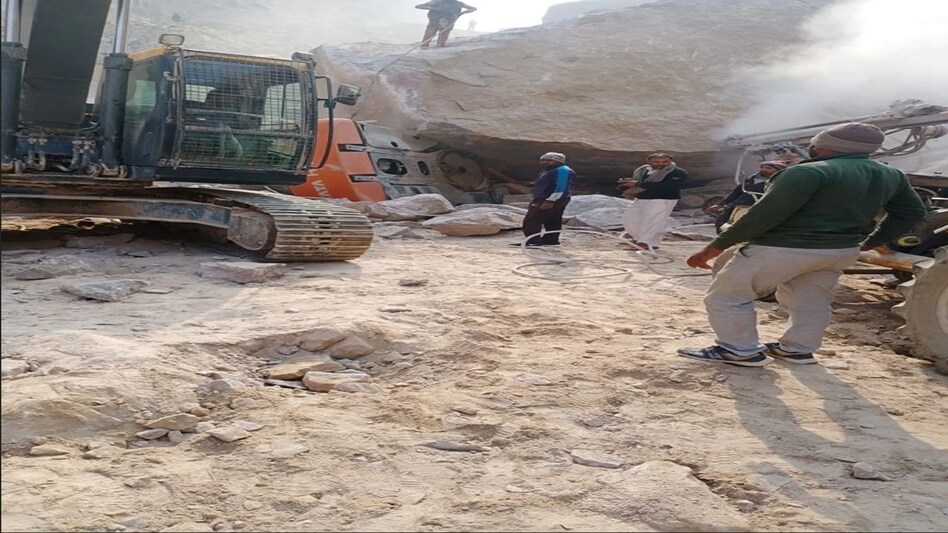 हरियाणा में पहाड़ खिसकने से 1 की मौत; आधा दर्जन गाड़ियां मलबे में दबीं हरियाणा में पहाड़ खिसकने से 1 की मौत; आधा दर्जन गाड़ियां मलबे में दबीं