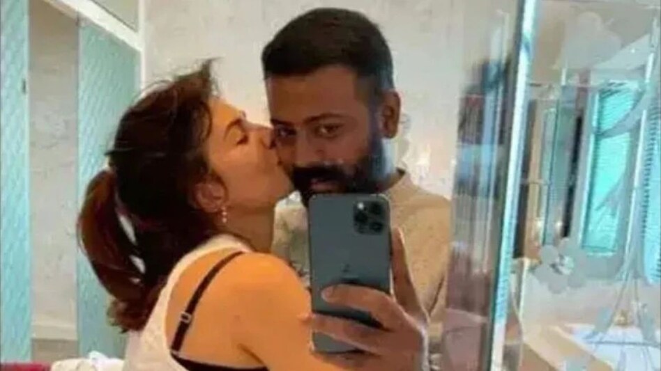 Sukesh Chandrashekhar : सुकेश ने जेलकर्मियों पर करोड़ों लुटाए, अब जेल के 82 अफसरों पर लटकी तलवार Sukesh Chandrashekhar : सुकेश ने जेलकर्मियों पर करोड़ों लुटाए, अब जेल के 82 अफसरों पर लटकी तलवार