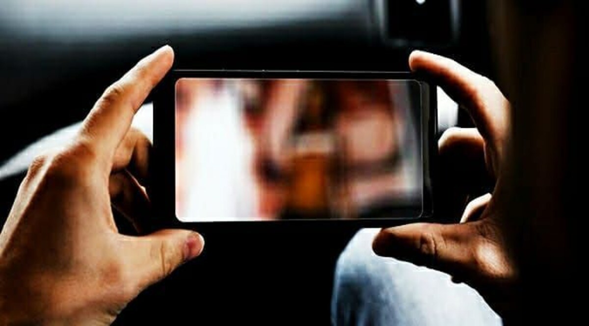 वीडियो कॉल पर लड़की ने उतार दिए कपड़े, फिर शुरू हुआ ब्लैकमेलिंग का ऐसा खेल... CrimeTak