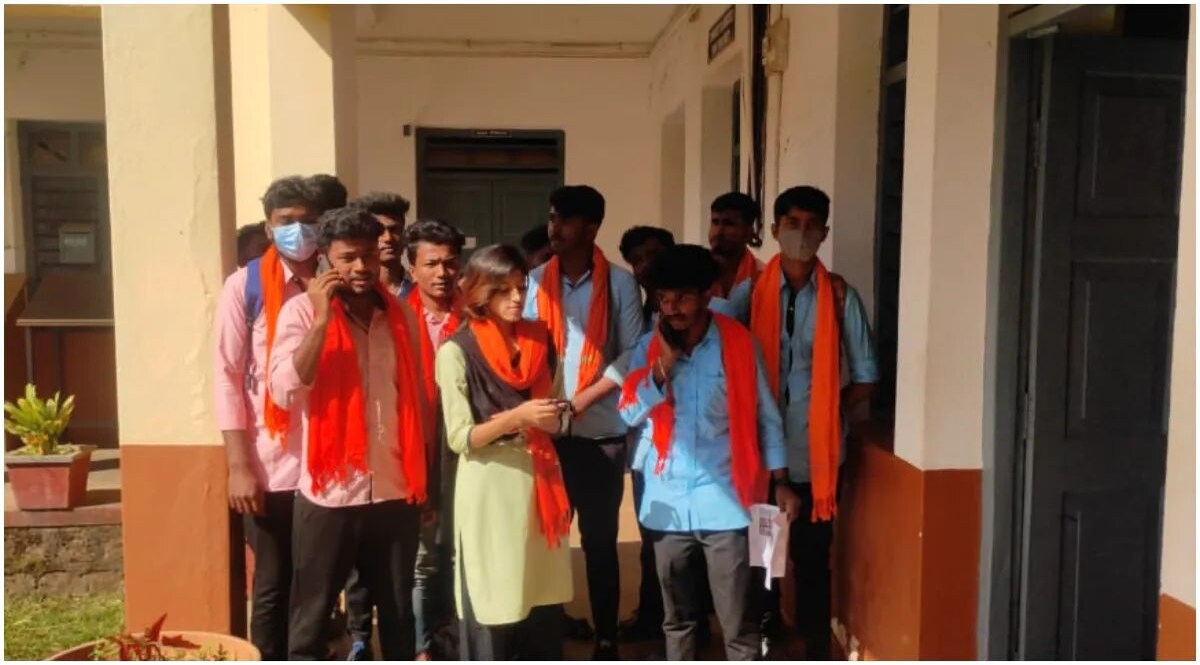 मुस्लिम छात्राओं के हिजाब के विरोध में भगवा स्कार्फ पहनकर क्लास में पहुंचे स्टूडेंट CrimeTak