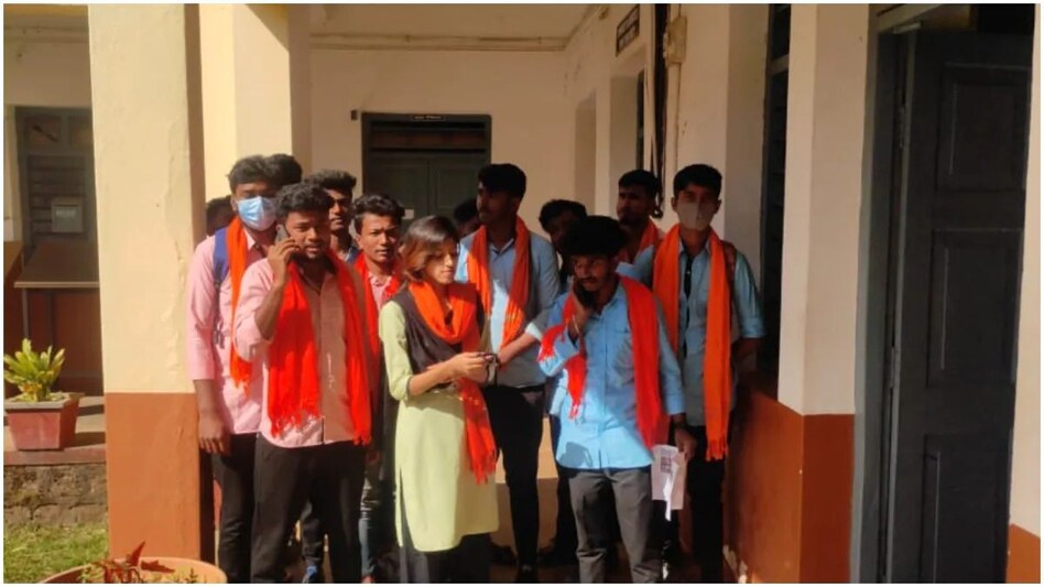 मुस्लिम छात्राओं के हिजाब के विरोध में भगवा स्कार्फ पहनकर क्लास में पहुंचे स्टूडेंट मुस्लिम छात्राओं के हिजाब के विरोध में भगवा स्कार्फ पहनकर क्लास में पहुंचे स्टूडेंट