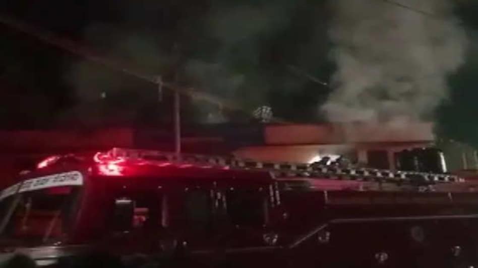 लोन न मिलने से नाराज हुआ शख्स, पूरे बैंक में ही लगा दी आग लोन न मिलने से नाराज हुआ शख्स, पूरे बैंक में ही लगा दी आग