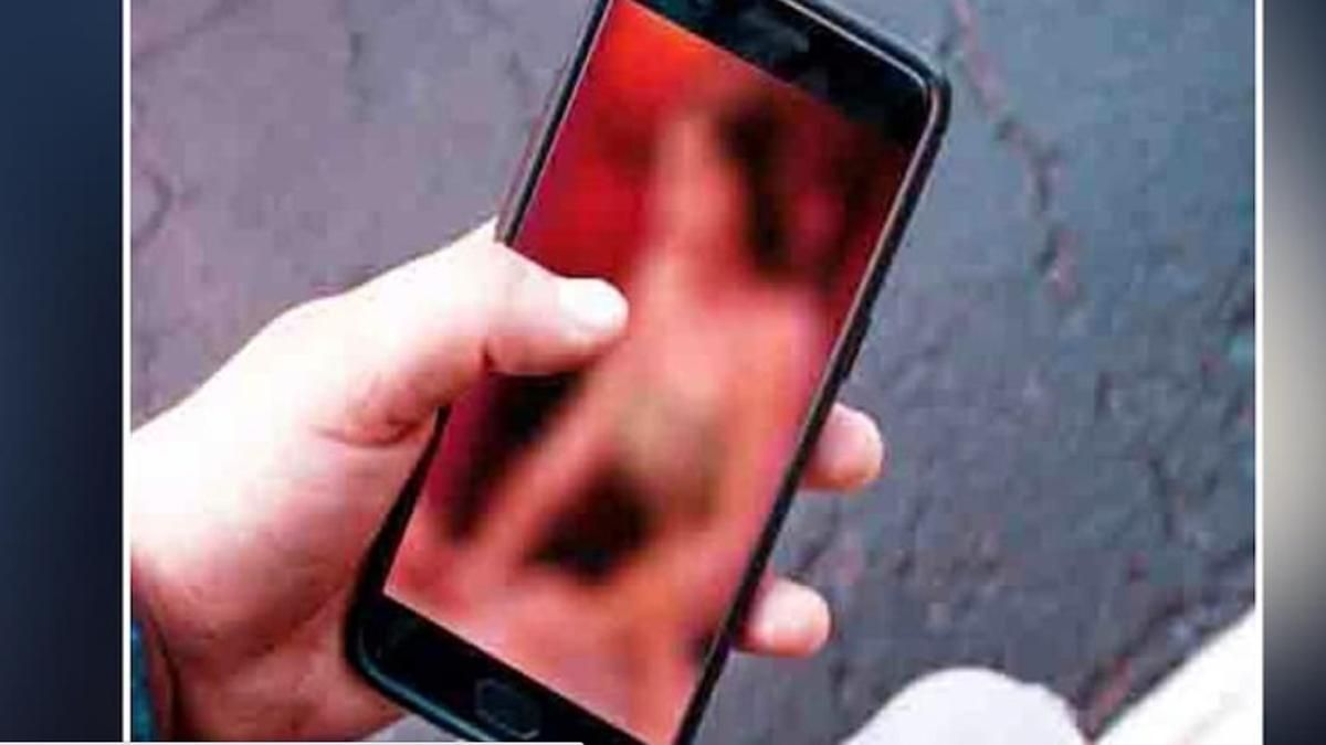 Honeytrap : महिला ने हनीट्रैप के जाल में फंसा व्यापारी से ऐसे लूटे 2 लाख, फिर हुआ ये खुलासा Honeytrap : महिला ने हनीट्रैप के जाल में फंसा व्यापारी से ऐसे लूटे 2 लाख, फिर हुआ ये खुलासा